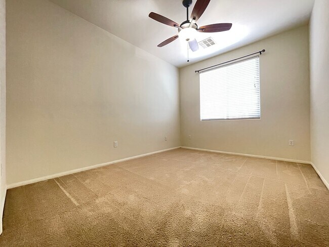 Building Photo - 3 Bedroom 2 1/2 Bath Home - Kitchen w/Gran...