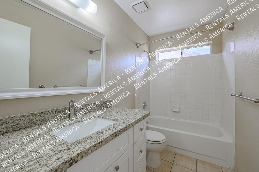 Building Photo - 6164 E Grandview St