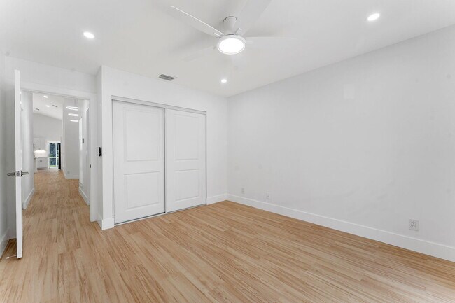 Building Photo - 897 Dickens Pl