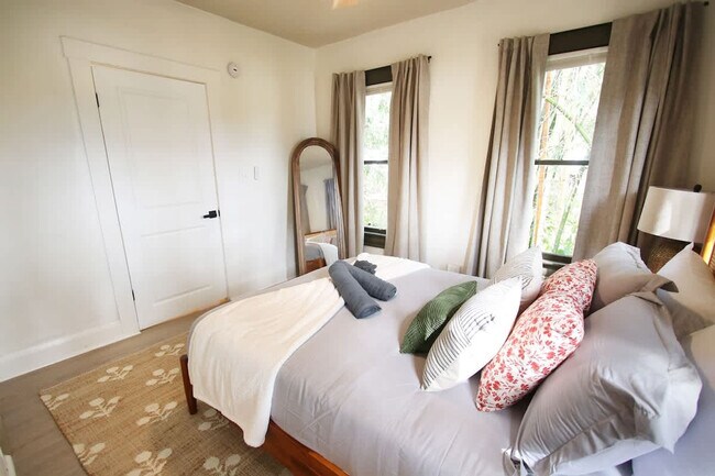 Building Photo - 102 W Emma St