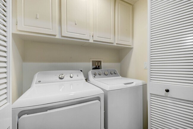 Building Photo - 8426 Flora Ln