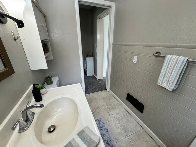 Building Photo - 2 bed, 1 bath home for rent in Hudson available IMMEDIATELY