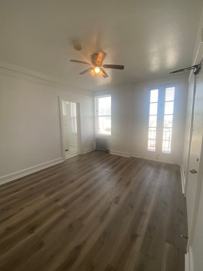 Building Photo - Downtown Studio