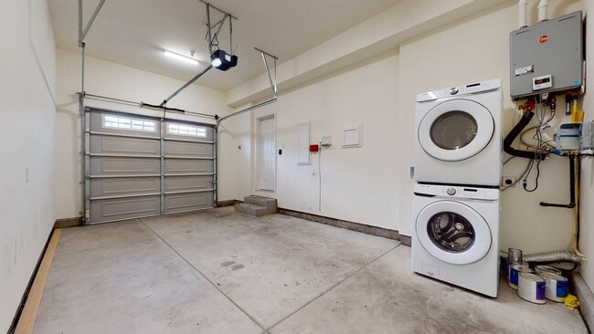 Building Photo - Beautiful 3 Bedroom 3 Full bath with 1 Car...