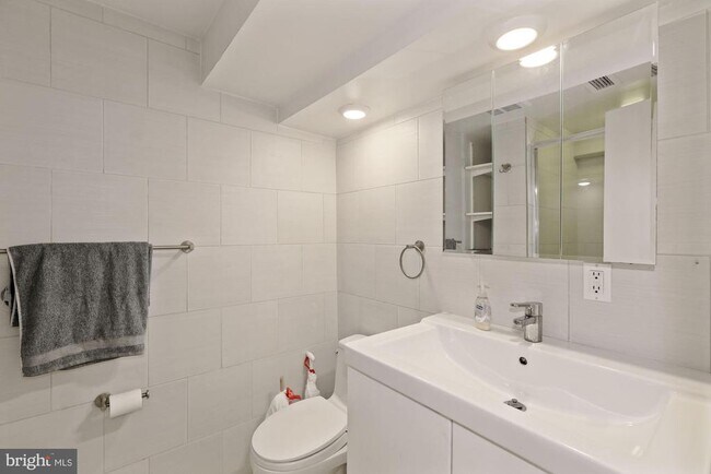 Building Photo - 3640 Everett St NW