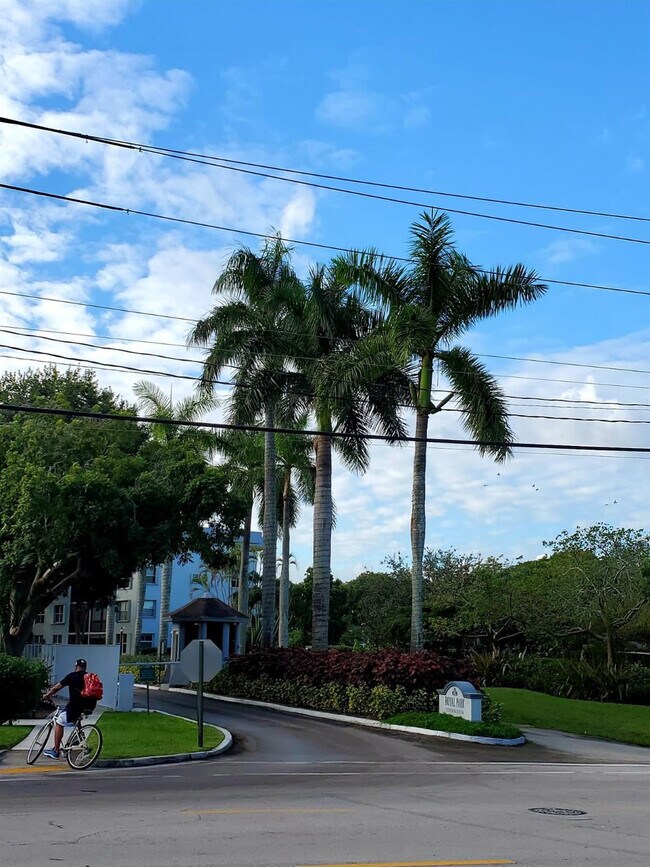 Building Photo - 120 Royal Pk Dr