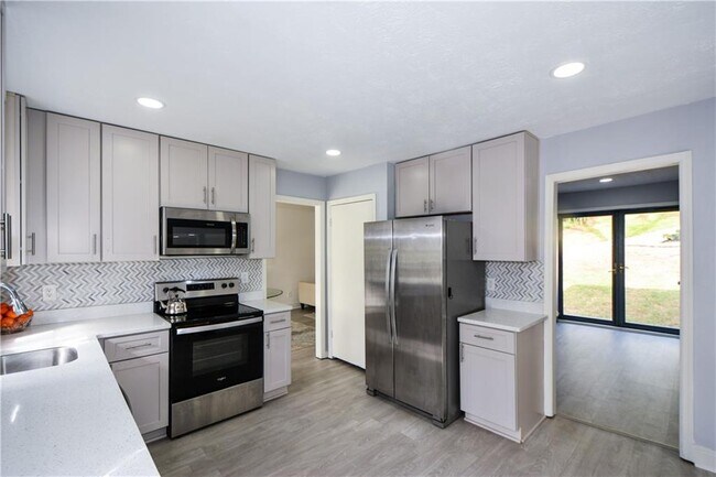 Building Photo - 643 Navarre Dr