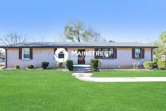Building Photo - 3 Bedroom Pet-Friendly Home in MURFREESBORO, TN with Main Street Renewal