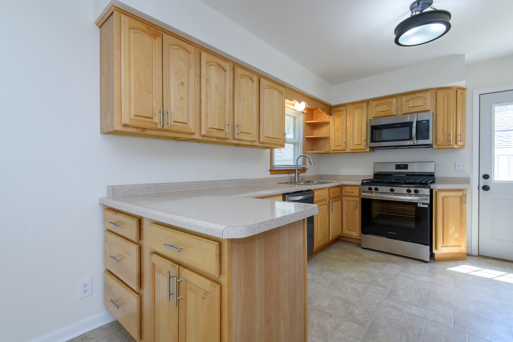 Building Photo - W149N6158 Pocahontas Dr