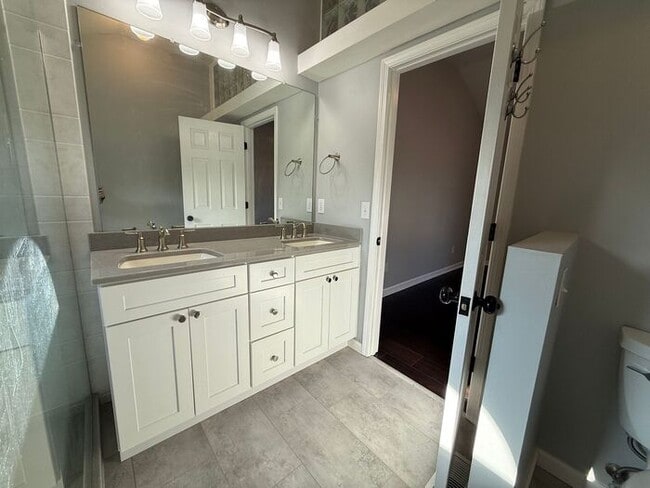 Building Photo - For Rent - Split Level Brick Home in South Nashville with Garage