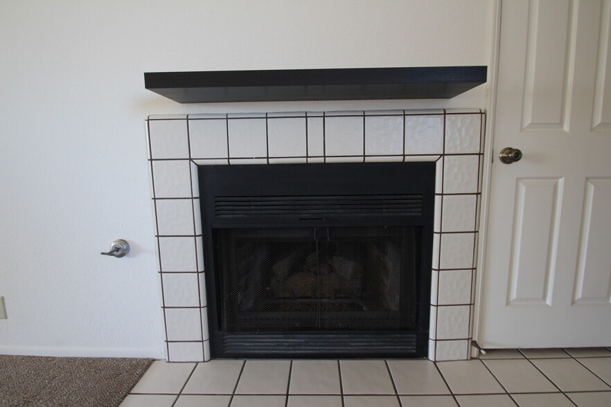 Gas Fireplace w/Log Set - 119 Loma Vista St