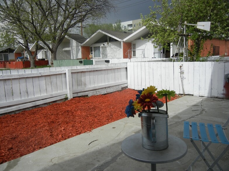 Private front patio. - 1400 Julian St