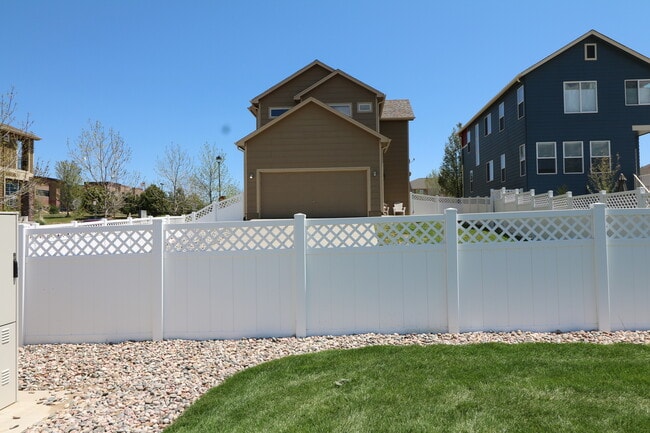 Building Photo - 3bdrm 3bath home with 2 car garage