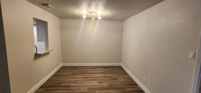 Building Photo - 2-Bed/1-Bath Townhome -Silver Creek Villas- Gated Community