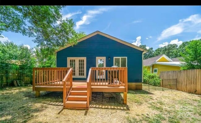 Building Photo - 817 E 17th St