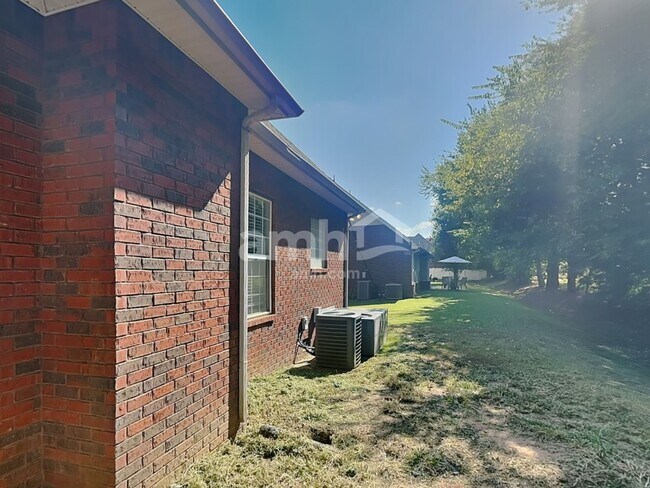 Building Photo - 447 Titans Cir