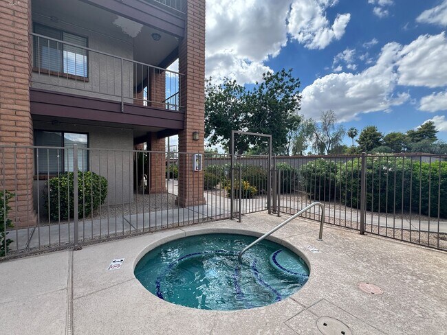 Building Photo - 2 Bedroom in the El Tovar Condominiums Nea...