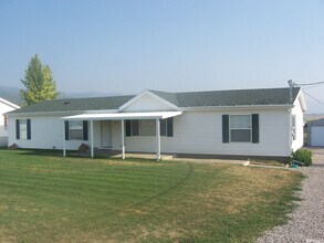 Building Photo - Beautiful Home in Fairview