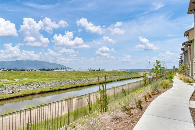 Building Photo - 677 Savi Dr