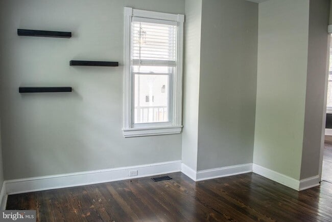 Building Photo - 262 E Linden St