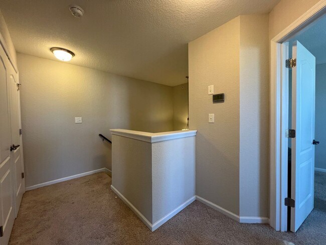 Building Photo - Welcome home - Trilevel H20 Townhome!