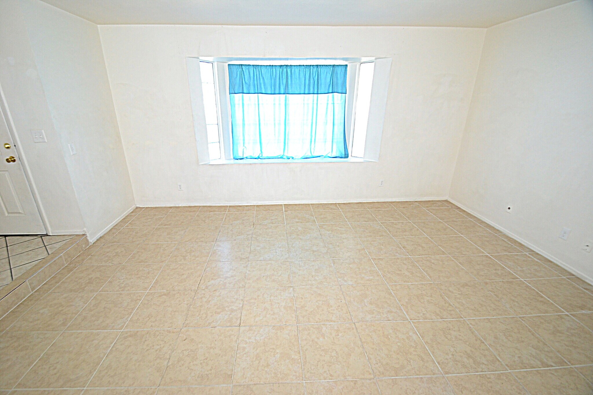 Building Photo - 6941 W Vermont Ave