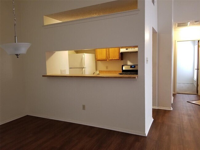 Building Photo - 740 Simonetti Dr