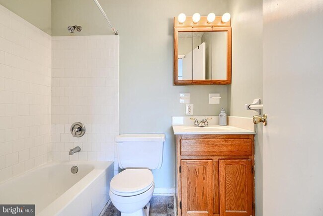 Building Photo - 130 Royal Oak Dr