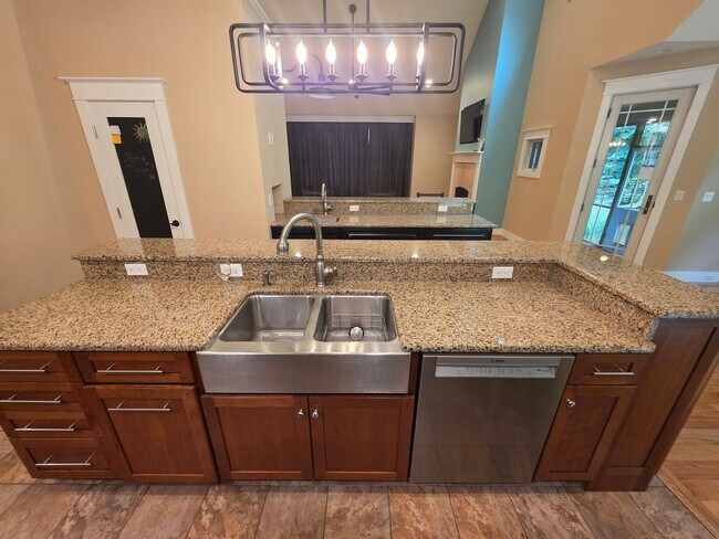 Building Photo - Luxurious 3-Bedroom Home in Poughquag, NY