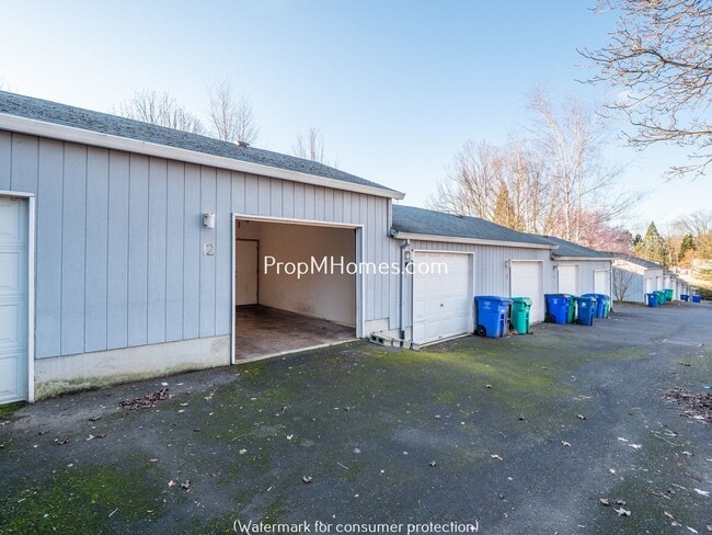 Building Photo - Two Bedroom Townhome In SE Portland w/ Lar...