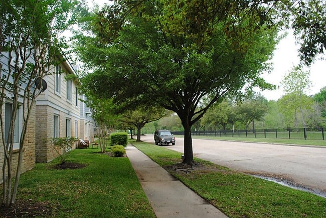 Building Photo - 716 Memorial Mews St