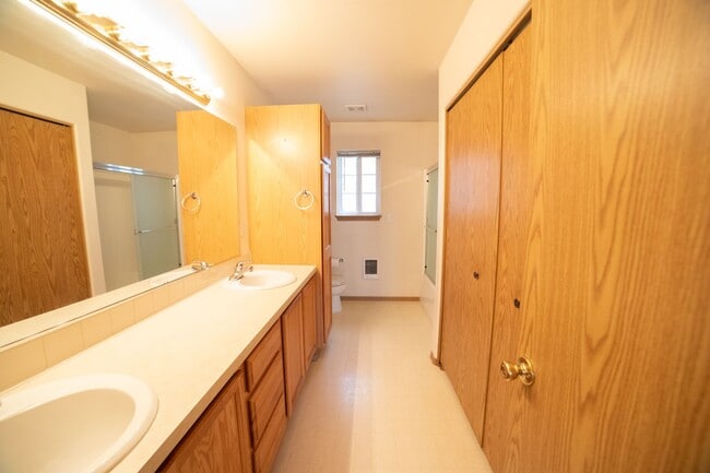 Building Photo - Oversized Townhouse in Prime Location!