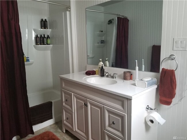 Building Photo - Beautiful 4 Bedroom Home Available in Down...