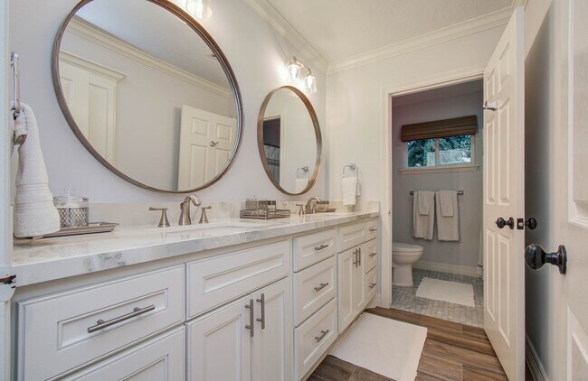 Building Photo - 422 Wycliffe Dr