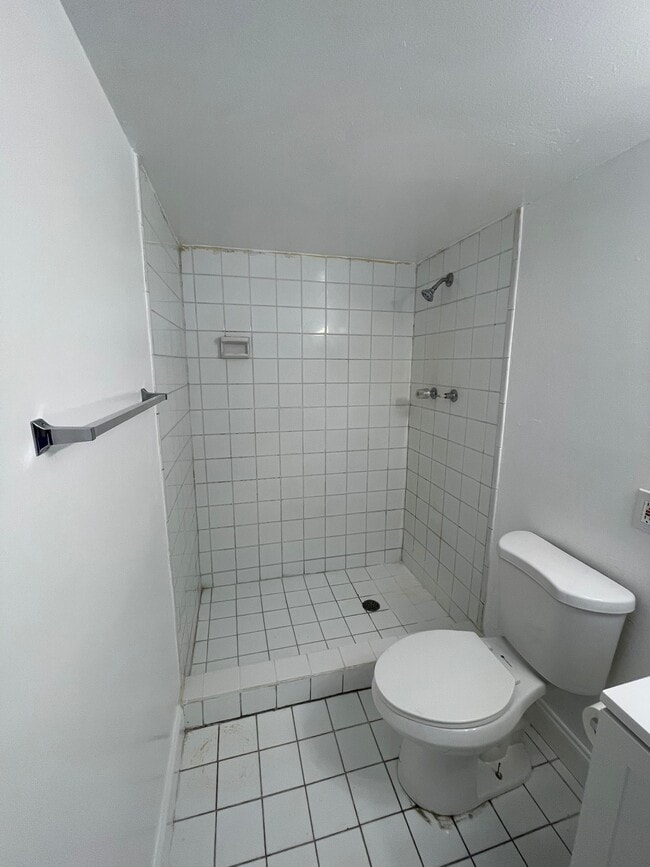 Building Photo - 15225 NE 6th Ave