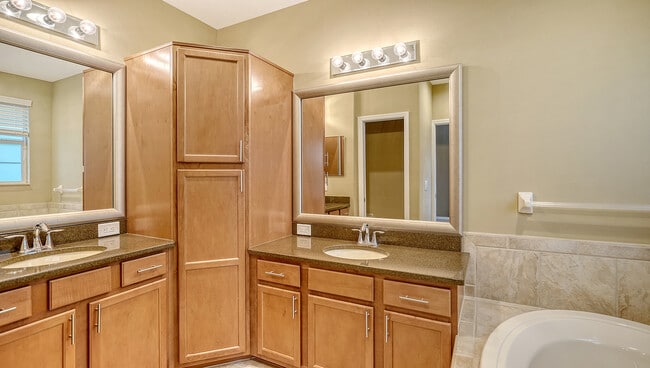 Building Photo - 8280 Villa Grande Ct