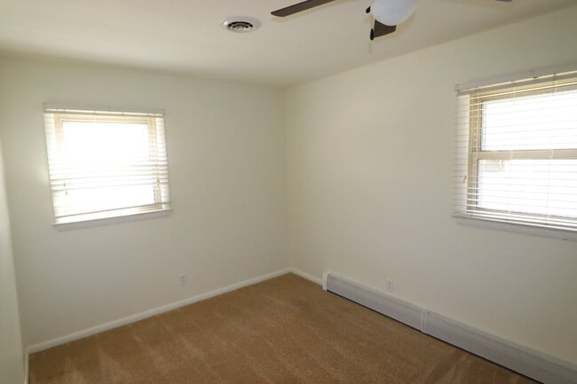 Building Photo - Charming 3 Bedroom Neenah Home with fenced yard