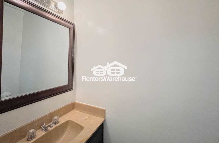 Building Photo - 1640 Fairfax Dr