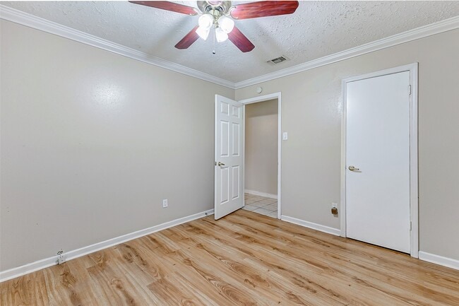 Building Photo - 2010 Hickory Glen Dr