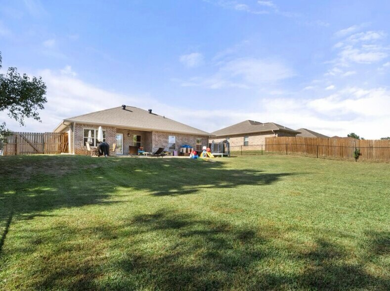 Large, Fully fenced in backyard - 1708 Brookhaven St