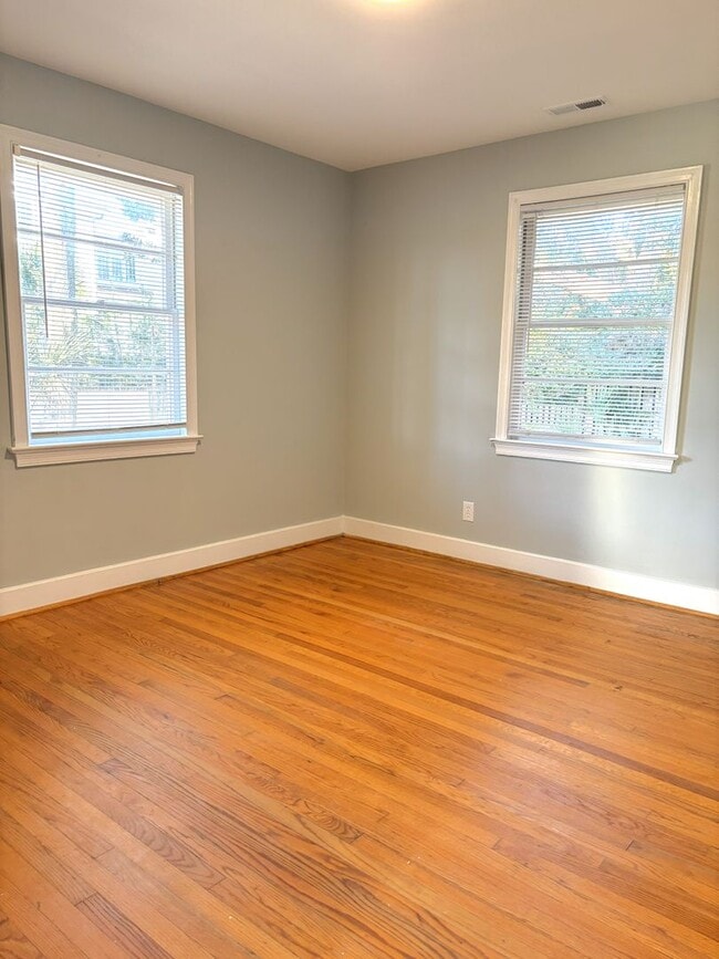 Building Photo - 2 Bedroom | 1 Bathroom Home – Downtown Charleston - Available NOW!