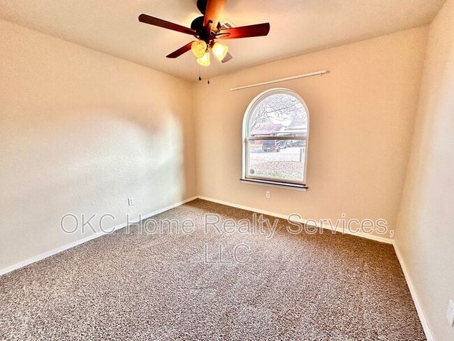 Building Photo - 401 S Bouziden Dr