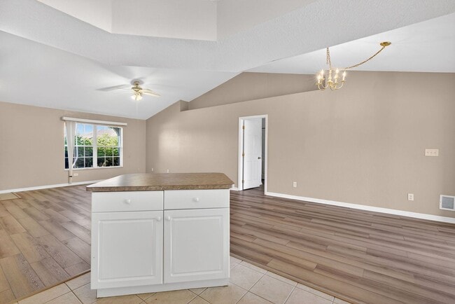 Building Photo - Cozy 3 Bed 2 Bath Home Available Immediately