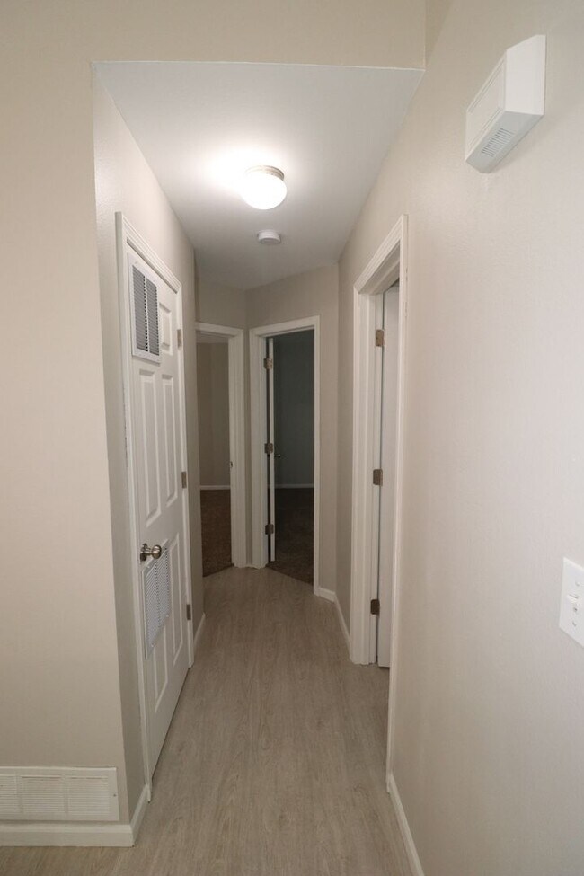 Building Photo - Newly updated duplex for rent!