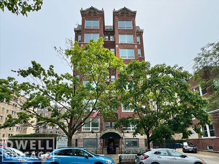 Building Photo - 901 W Carmen Ave