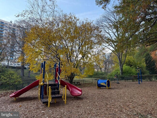 Building Photo - 10401 Grosvenor Pl