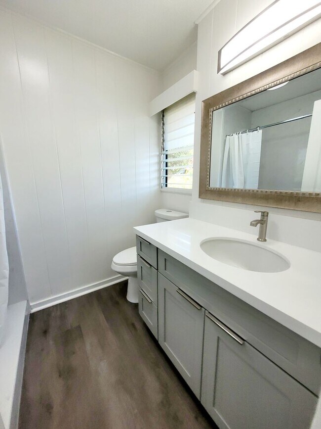 Building Photo - AVAILABLE NOW | 3 BED, 2 BATH HOME | Location: North Shore | Drive Up Parking Spaces, & Large Enc...