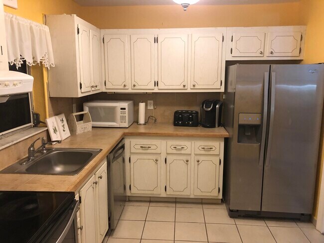 Building Photo - 421 SW Natura Ave