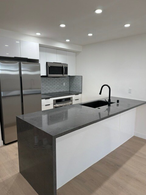 Building Photo - 740 N Kings Rd