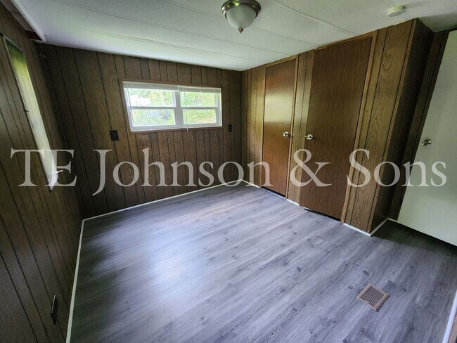 Building Photo - Secluded 2 Bedroom Manufactured Home